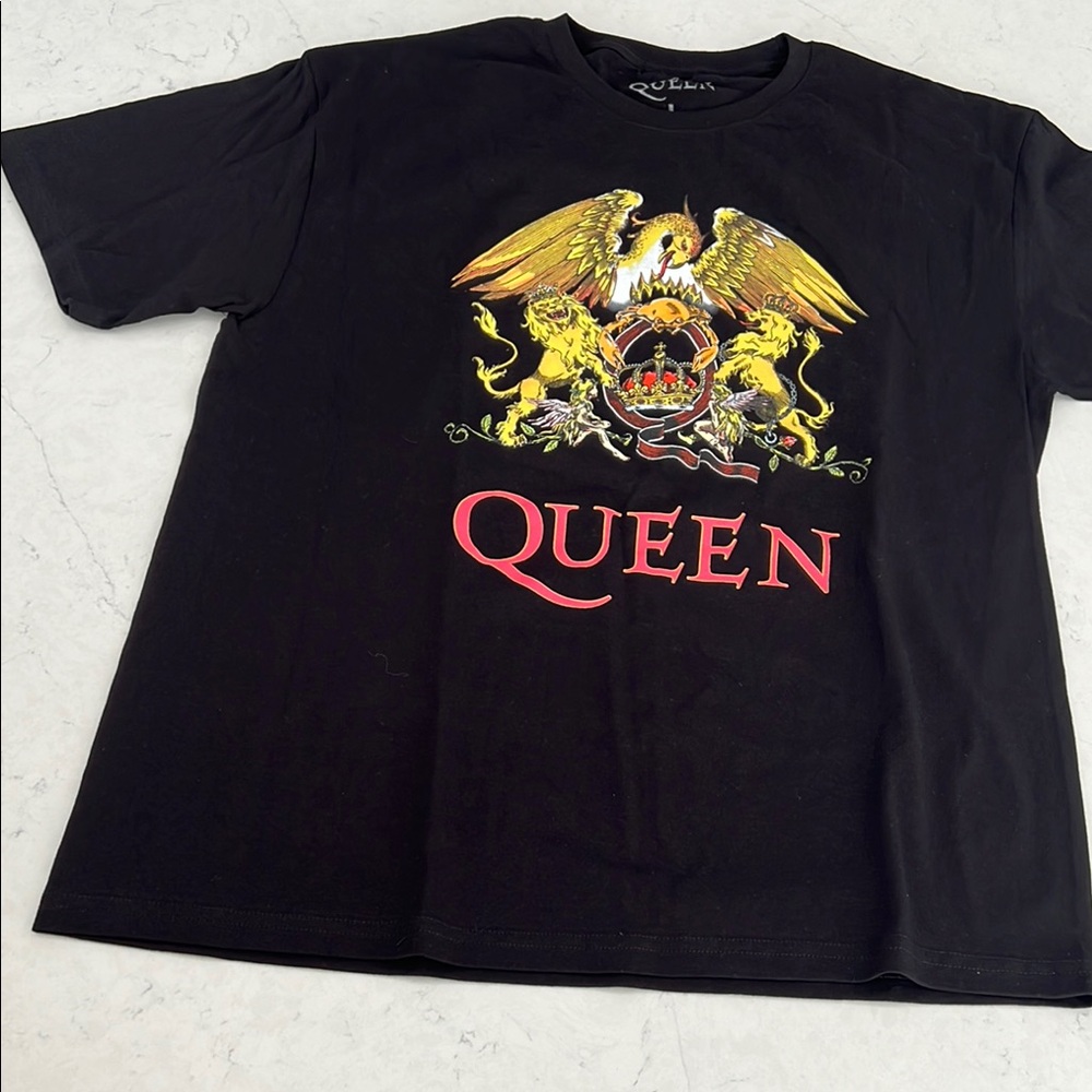 Que Black Short Sleeve Tees with Iconic Designs